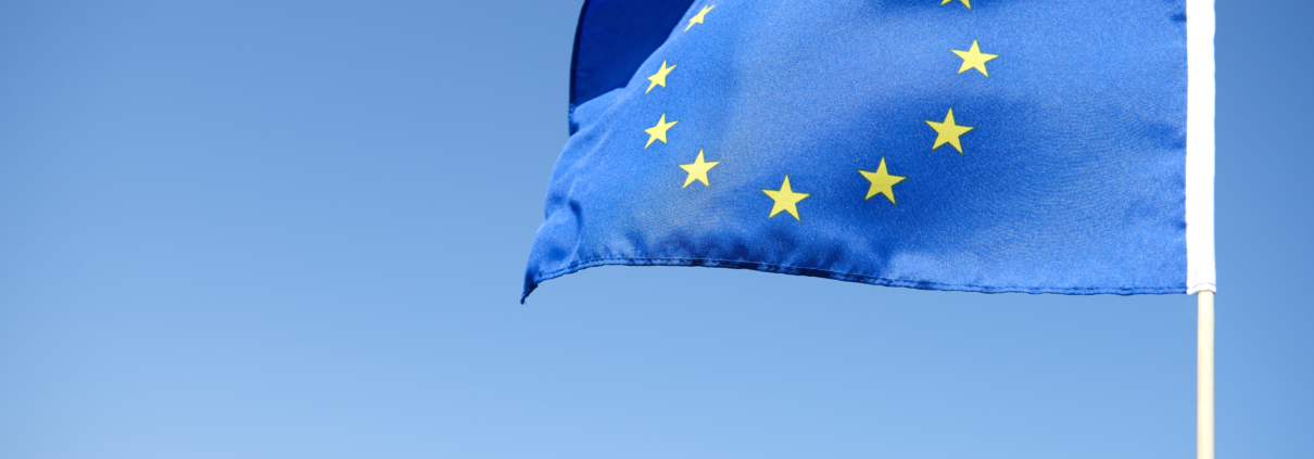 Europaflagge vor blauem Himmel